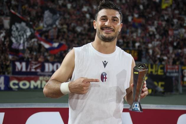 Sport Themen der Woche KW33 Sport Bilder des Tages Bologna s Riccardo Orsolini winner of Panini Player of the match award at the end of Serie A soccer match between Bologna f.c. and Udinese calcio at the Dall™Ara Stadium, Bologna, northern Italy, Sunday, August 18, 2024. - Soccer - (Photo Michele Nucci - LaPresse)  Copyright: xMichelexNucci LaPressex