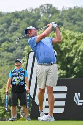 WHITE SULPHUR SPRINGS, WV - AUGUST 18: Smash GC s Jason Kokrak watches his shot from the third tee during the final round of LIV Golf Greenbrier tournament at The Greenbrier Resort on August 18, 2024, in White Sulphur Springs, WV.(Photo by Brian Bishop Icon Sportswire) GOLF: AUG 18 LIV Golf League Greenbrier EDITORIAL USE ONLY Icon240818007