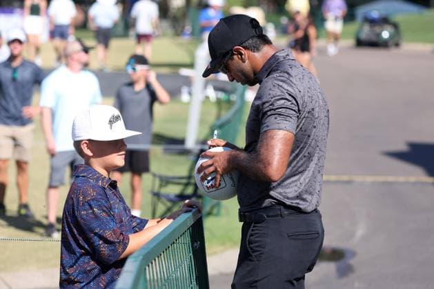 MEMPHIS, TN - AUGUST 18: Aaron Rai (ENG) signs autographs during the final round of the 2024 FedEx St. Jude Championship on August 18, 2024 at TPC Southwind in Memphis, Tennessee. (Photo by Michael Wade Icon Sportswire) GOLF: AUG 18 PGA, Golf Herren FedExCup Playoffs - FedEx St. Jude Championship EDITORIAL USE ONLY Icon08182413