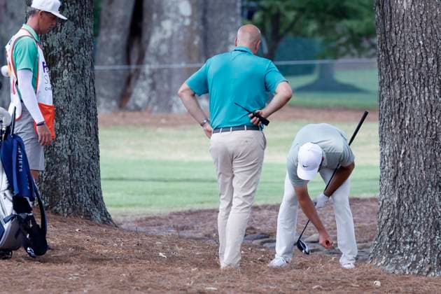 MEMPHIS, TN - AUGUST 18: Scottie Scheffler gets a ruling from an official on No. 7 during the final round of the FedEx St. Jude Championship, August 18, 2024 at TPC Southwind in Memphis, Tennessee. (Photo by Matthew Maxey Icon Sportswire) GOLF: AUG 18 PGA, Golf Herren FedExCup Playoffs - FedEx St. Jude Championship EDITORIAL USE ONLY Icon240818019