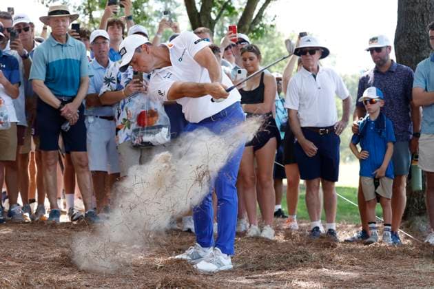 MEMPHIS, TN - AUGUST 18: Viktor Hovland hits from the pine straw on No. 9 during the final round of the FedEx St. Jude Championship, August 18, 2024 at TPC Southwind in Memphis, Tennessee. (Photo by Matthew Maxey Icon Sportswire) GOLF: AUG 18 PGA, Golf Herren FedExCup Playoffs - FedEx St. Jude Championship EDITORIAL USE ONLY Icon240818023