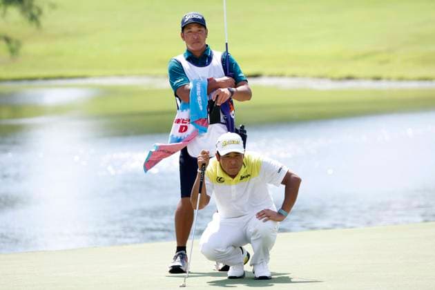 MEMPHIS, TN - AUGUST 18: Hideki Matsuyama and his caddie for the week Taiga Tabuchi read a putt on No. 9 during the final round of the FedEx St. Jude Championship, August 18, 2024 at TPC Southwind in Memphis, Tennessee. (Photo by Matthew Maxey Icon Sportswire) GOLF: AUG 18 PGA, Golf Herren FedExCup Playoffs - FedEx St. Jude Championship EDITORIAL USE ONLY Icon240818029