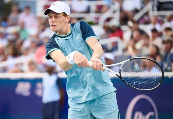 CINCINNATI, OH - AUGUST 18: Jannik Sinner of Italy hits a backhand against Alexander Zverev of Germany during the semifinal round of the Cincinnati Open at the Lindner Family Tennis Center on August 18, 2024 in Mason, OH. (Photo by Shelley Lipton Icon Sportswire) TENNIS: AUG 18 Cincinnati Open EDITORIAL USE ONLY Icon2408182440