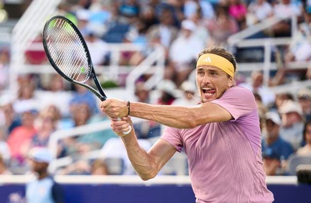 CINCINNATI, OH - AUGUST 18: Alexander Zverev of Germany hits a backhand in a match against Jannik Sinner of Italy during the semifinal round of the Cincinnati Open at the Lindner Family Tennis Center on August 18, 2024 in Mason, OH. (Photo by Shelley Lipton Icon Sportswire) TENNIS: AUG 18 Cincinnati Open EDITORIAL USE ONLY Icon2408182446