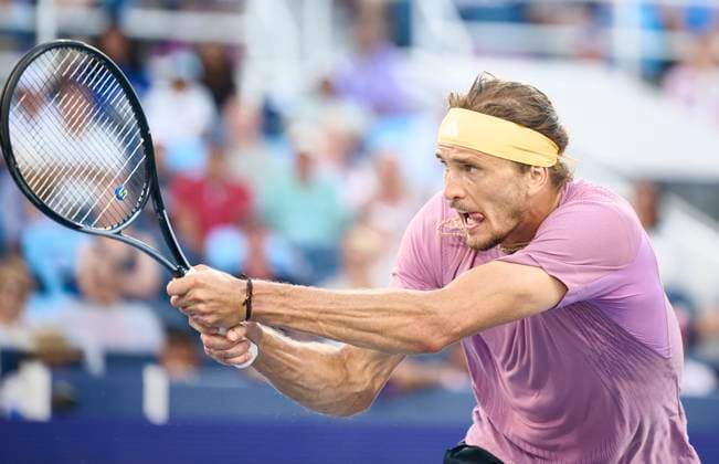 CINCINNATI, OH - AUGUST 18: Alexander Zverev of Germany hits a backhand in a match against Jannik Sinner of Italy during the semifinal round of the Cincinnati Open at the Lindner Family Tennis Center on August 18, 2024 in Mason, OH. (Photo by Shelley Lipton Icon Sportswire) TENNIS: AUG 18 Cincinnati Open EDITORIAL USE ONLY Icon2408182557