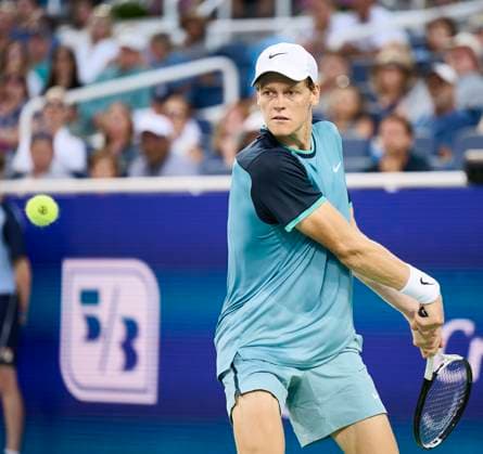 CINCINNATI, OH - AUGUST 18: Jannik Sinner of Italy hits a backhand against Alexander Zverev of Germany during the semifinal round of the Cincinnati Open at the Lindner Family Tennis Center on August 18, 2024 in Mason, OH. (Photo by Shelley Lipton Icon Sportswire) TENNIS: AUG 18 Cincinnati Open EDITORIAL USE ONLY Icon2408182616