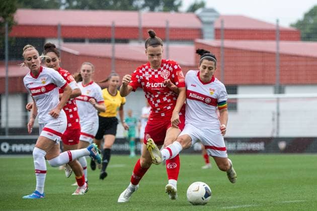 Sport Themen der Woche KW33 Sport Bilder des Tages Anja Selensky (VfB Stuttgart, 10) im Zweikampf mit Nadine Anstatt (FSV Mainz 05, 27), GER, VfB Stuttgart vs FSV Mainz 05, Fussball Frauen DFB Pokal, 1. Runde, Saison 2024 2025, 18.08.2024 GER, VfB Stuttgart vs FSV Mainz 05, Fussball Frauen DFB Pokal, 1. Runde, Saison 2024 2025, 18.08.2024 Bad Cannstatt *** Anja Selensky VfB Stuttgart, 10 in duel with Nadine Anstatt FSV Mainz 05, 27 , GER, VfB Stuttgart vs FSV Mainz 05, Soccer Women DFB Cup, 1 Round, Season 2024 2025, 18 08 2024 GER, VfB Stuttgart vs FSV Mainz 05, Soccer Women DFB Cup, 1 Round, Season 2024 2025, 18 08 2024 Bad Cannstatt Copyright: xEibner-Pressefoto Memmlerx EP_MMR