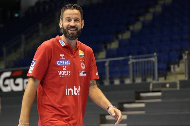 19 08 2024, xgox, handball, Daikin HBL, photo session SC Magdeburg emspor v l Bennet Wiegert Magdeburg, coach portrait, portraet, single picture laughs Magdeburg