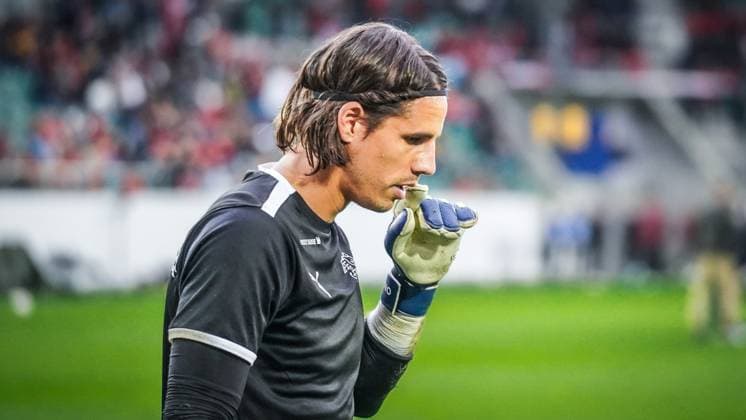 Yann Sommer, 35, tritt nach der EM 2024 aus der Schweizer Nationalmannschaft zurück. Rekordtorhüter mit 94 Länderspielen, 35 Mal ohne Gegentor. Debüt 2012 unter Ottmar Hitzfeld, seit 2014 Nummer 1 nach Benaglio. Höhepunkte: EM 2021, Parade gegen MbappÃ im Achtelfinale. Teilnahme an EM 2016, 2021, 2024 und WM 2018, 2022. Fokus auf Inter Mailand. Dank an Mitspieler, Trainer, Fans. Vorbild für junge Spieler, würdigt Pierluigi Tami (SFV). Unvergessliche Momente in 12 Jahren Nati. Archiv RECORD DATE NOT STATED *** Yann Sommer, 35, retires from the Swiss national team after Euro 2024 Record goalkeeper with 94 caps, 35 times without conceding a goal Debut in 2012 under Ottmar Hitzfeld, number 1 after Benaglio since 2014 Highlights Euro 2021, Parade against MbappÃ in the round of 16 Participation in Euro 2016, 2021, 2024 and World Cup 2018, 2022 Focus on Inter Milan Thanks to teammates, coaches, fans Role model for young players, pays tribute to Pierluigi Tami SFV Unforgettable moments in 12 years of Nati Archive RECORD DATE NOT STATED Copyright: xJOERANxSTEINSIEKx