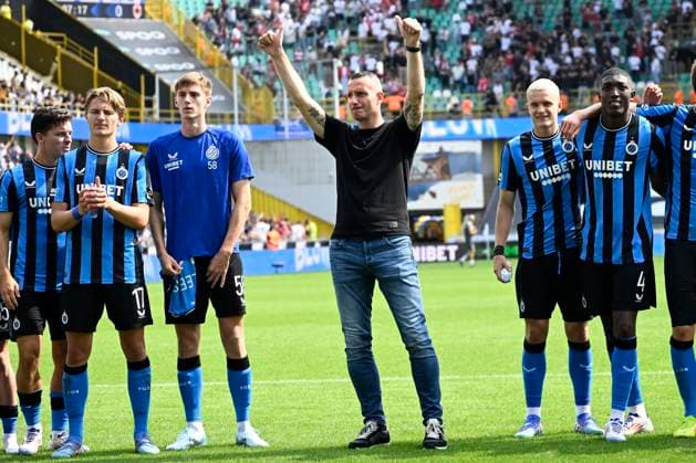 Club Brugge KV v Antwerp FC : Jupiler Pro League BRUGGE, BELGIUM - AUGUST 18 : Hayen Nicky head coach of Club Brugge greeting the supporters after the victory during the Jupiler Pro League match between Club Brugge and Antwerp FC at the Jan Breydel stadium on August 18, 2024 in Brugge, Belgium, 18 08 2024 Brugge Belgium  Copyright: xNicoxVereeckenx