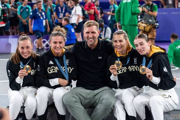 BRUNCKHORST Svenja Germany, 21 , REICHERT Marie Germany, 06 , Dirk Nowitzki Germany, former basketball player , GREINACHER Sonja Germany, 14 , MEVIUS Elisa Germany, 08 celebrating victory and the gold medal, FRA, Olympic Games Paris 2024, Germany GER vs Spain ESP , 3x3 Basketball, Womens Final, 05 08 2024 FRA, Olympic Games Paris 2024, Germany GER vs Spain ESP , 3x3 Basketball, Womens Final, 05 08 2024 Paris Copyright: xEibner-Pressefoto Memmlerx EP_MMR
