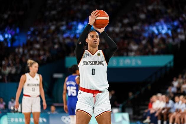 FRA, Olympische Spiele Paris 2024, 07.08.2024, Deutschland (GER) vs. Frankreich (FRA), Basketball Damen Viertelfinale Satou Sabally (Deutschland 0) beim Freiwurf FRA, Olympische Spiele Paris 2024, 07.08.2024, Deutschland (GER) vs. Frankreich (FRA), Basketball Damen Viertelfinale Paris *** FRA, Olympic Games Paris 2024, 07 08 2024, Germany GER vs France FRA , Basketball Women Quarterfinals Satou Sabally Germany 0 on free throw FRA, Olympic Games Paris 2024, 07 08 2024, Germany GER vs France FRA , Basketball Women Quarterfinals Paris Copyright: xEibner-Pressefoto RogerxBuerkex EP_RBE