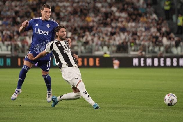 Como s Andrea Belotti , Juventus& x2019; Manuel Locatelli during the Serie A soccer match between Juventus and Como at the Allianz Stadium in Turin, north west Italy - Monday, August 19, 2024. - Soccer .  Copyright: xMarcoxAlpozzi LaPressex