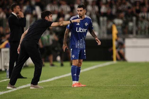 Como s head coach Cesc Fabregas and Como s Lucas Da Cunha during the Serie A soccer match between Juventus and Como at the Allianz Stadium in Turin, north west Italy - Monday, August 19, 2024. - Soccer .  Copyright: xMarcoxAlpozzi LaPressex