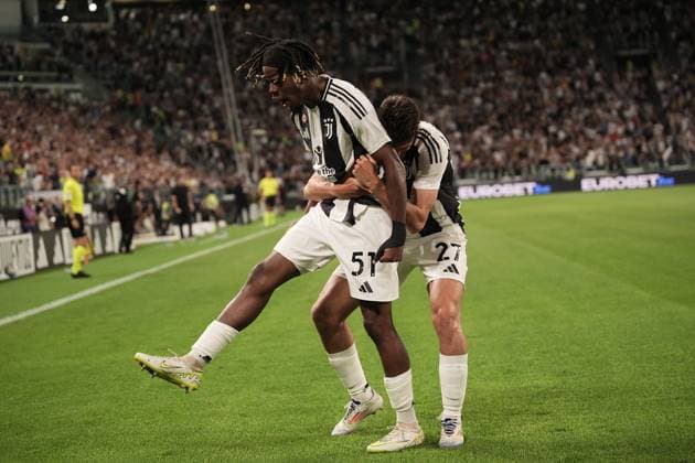 Juventus& x2019; Samuel Mbangulacelebrates during the Serie A soccer match between Juventus and Como at the Allianz Stadium in Turin, north west Italy - Monday, August 19, 2024. - Soccer .  Copyright: xMarcoxAlpozzix
