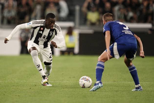 Juventus& x2019; Timothy Weah , Como s Marco Sala during the Serie A soccer match between Juventus and Como at the Allianz Stadium in Turin, north west Italy - Monday, August 19, 2024. - Soccer .  Copyright: xMarcoxAlpozzi LaPressex