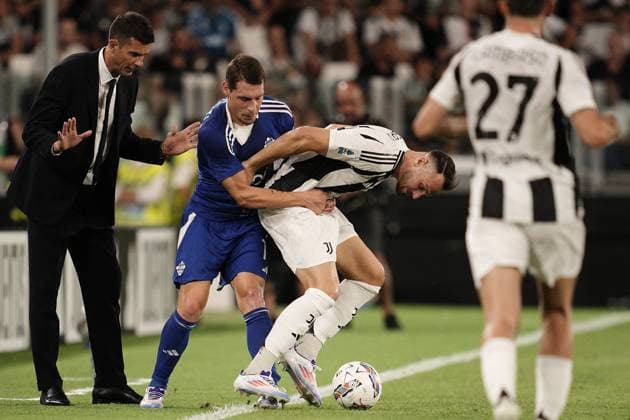 Juventus& x2019; Federico Gatti , Como s Andrea Belotti during the Serie A soccer match between Juventus and Como at the Allianz Stadium in Turin, north west Italy - Monday, August 19, 2024. - Soccer .  Copyright: xMarcoxAlpozzi LaPressex