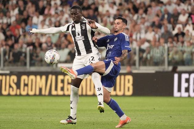 Juventus& x2019; Timothy Weah, Como s Lucas Da Cunha during the Serie A soccer match between Juventus and Como at the Allianz Stadium in Turin, north west Italy - Monday, August 19, 2024. - Soccer .  Copyright: xMarcoxAlpozzi LaPressex