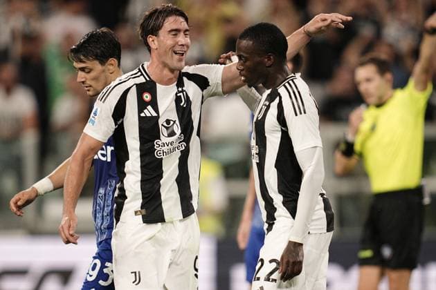 Juventus& x2019; Timothy Weah , Juventus& x2019; Dusan Vlahovic celebrates during the Serie A soccer match between Juventus and Como at the Allianz Stadium in Turin, north west Italy - Monday, August 19, 2024. - Soccer .  Copyright: xMarcoxAlpozzi LaPressex
