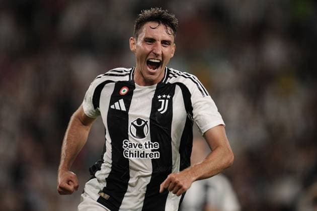 Celebrates Juventus& x2019; Andrea Cambiaso after goal 3-0 during the Serie A soccer match between Juventus and Como at the Allianz Stadium in Turin, north west Italy - Monday, August 19, 2024. - Soccer .  Copyright: xMarcoxAlpozzi LaPressex