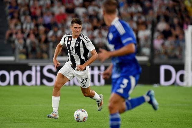Andrea Cambiaso during Serie A 2024 25 match between Juventus FC and Como Calcio at Allianz Stadium on august 18, 2024 in Turin, Italy - ph Giuliano Marchisciano during Juventus FC vs Como 1907, Italian soccer Serie A match in Turin, Italy, August 19 2024  Copyright: xGiulianoxMarchisciano IPAxSportx xx IPA_48938741 IPA_Agency_IPA48938741