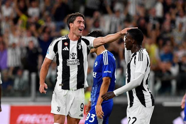 Italian soccer Serie A match - Juventus FC vs Como 1907 Dusan Vlahovic and Timothy Weah during Serie A 2024 25 match between Juventus FC and Como Calcio at Allianz Stadium on august 18, 2024 in Turin, Italy - ph Giuliano Marchisciano during Juventus FC vs Como 1907, Italian soccer Serie A match in Turin, Italy, August 19 2024 Turin Italy  Copyright: xIPAxSport ABACAx