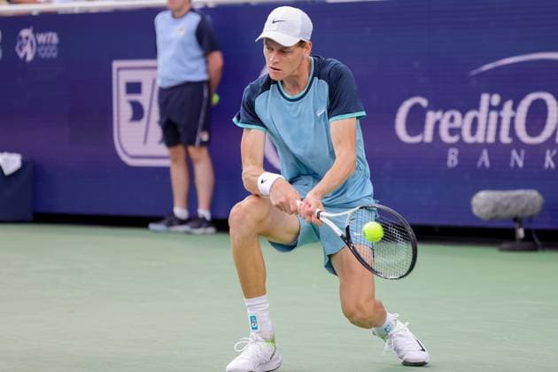 August 19, 2024, Mason, Ohio, U.S: Jannik Sinner (ITA) hits a two-handed backhand during the MenÃ¢â‚¬â ¢s Championship of the Cincinnati Open at the Lindner Family Tennis Center , Mason, Oh. Mason U.S - ZUMAs304 20240819_zaf_s304_077 Copyright: xScottxStuartx