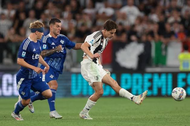 Turin, Italy, 19th August 2024. Kenan Yildiz of Juventus passes the ball as Gabriel Strefezza and Matthias Braunoder of Como 1907 close in during the Serie A match at Allianz Stadium, Turin. Picture credit should read: Jonathan Moscrop Sportimage EDITORIAL USE ONLY. No use with unauthorised audio, video, data, fixture lists, club league logos or live services. Online in-match use limited to 120 images, no video emulation. No use in betting, games or single club league player publications. SPI-3257-0102
