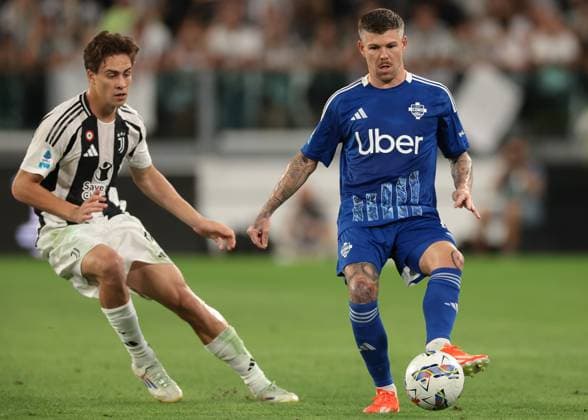 Turin, Italy, 19th August 2024. Alberto Moreno of Como 1907 passes the ball as Kenan Yildiz of Juventus closes in during the Serie A match at Allianz Stadium, Turin. Picture credit should read: Jonathan Moscrop Sportimage EDITORIAL USE ONLY. No use with unauthorised audio, video, data, fixture lists, club league logos or live services. Online in-match use limited to 120 images, no video emulation. No use in betting, games or single club league player publications. SPI-3257-0103