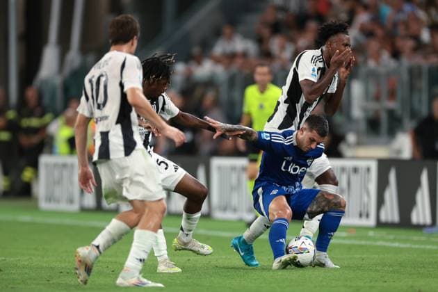 Turin, Italy, 19th August 2024. Kenan Yildiz and Samuel Mbangula Tshifunda of Juventus look on as Gabriel Strefezza of Como 1907 clashes with Juan Cabal of Juventus during the Serie A match at Allianz Stadium, Turin. Picture credit should read: Jonathan Moscrop Sportimage EDITORIAL USE ONLY. No use with unauthorised audio, video, data, fixture lists, club league logos or live services. Online in-match use limited to 120 images, no video emulation. No use in betting, games or single club league player publications. SPI-3257-0149