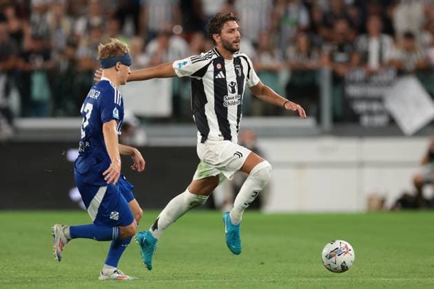 Turin, Italy, 19th August 2024. Manuel Locatelli of Juventus is pursued by Matthias Braunoder of Como 1907 during the Serie A match at Allianz Stadium, Turin. Picture credit should read: Jonathan Moscrop Sportimage EDITORIAL USE ONLY. No use with unauthorised audio, video, data, fixture lists, club league logos or live services. Online in-match use limited to 120 images, no video emulation. No use in betting, games or single club league player publications. SPI-3257-0152