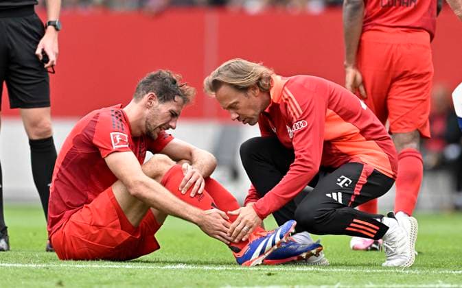Sport Themen der Woche KW34 Sport Bilder des Tages 20.08.2024, Fussball 1. Bundesliga 2024 2025, Testspiel, FC Bayern München - Grasshopper Club Zürich, am FCB-Campus München. Leon Goretzka (FC Bayern München) ist angeschalgen *** 20 08 2024, Soccer 1 Bundesliga 2024 2025, Test match, FC Bayern Munich Grasshopper Club Zurich, at FCB Campus Munich Leon Goretzka FC Bayern Munich is on the pitch