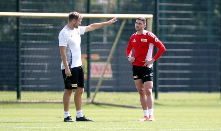 Sport Themen der Woche KW34 Sport Bilder des Tages Trainer Bo Svensson redet mit Robin Gosens Fußball Fussball Training 1.Bundesliga Herren DFL Saison 2024 2025 20.08.2023 1.FC Union Berlin FCU DFL regulations prohibit any use of photographs as image sequences and or quasi-video. *** Coach Bo Svensson talks to Robin Gosens Sport Football Soccer Training 1 Bundesliga Men DFL Season 2024 2025 20 08 2023 1 FC Union Berlin FCU DFL regulations prohibit any use of photographs as image sequences and or quasi video