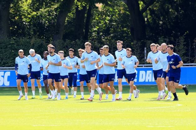 DEU, DFL, 2 FBL Hertha BSC, Training, 20 08 2024, Sportforum, Berlin, DEU, DFL, 2 FBL Hertha BSC, Training, im Bild warm up, Aufwaermtraining, Hertha Spielerkreis DFL regulations prohibit any use of Photographs as image sequences and or quasi video Foto Juergen Engler nordphoto GmbH nordphotoxGmbHx xEngler nph00076