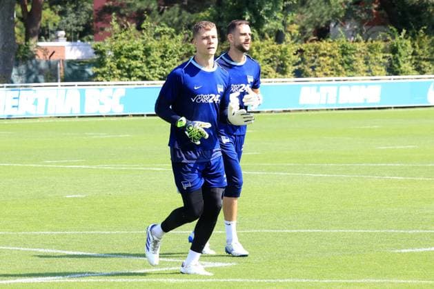 DEU, DFL, 2 FBL Hertha BSC, Training, 20 08 2024, Sportforum, Berlin, DEU, DFL, 2 FBL Hertha BSC, Training, im Bild Tjark Ernst Hertha BSC Berlin 1 , Marius Gersbeck Hertha BSC Berlin 35 DFL regulations prohibit any use of Photographs as image sequences and or quasi video Foto Juergen Engler nordphoto GmbH nordphotoxGmbHx xEngler nph00076