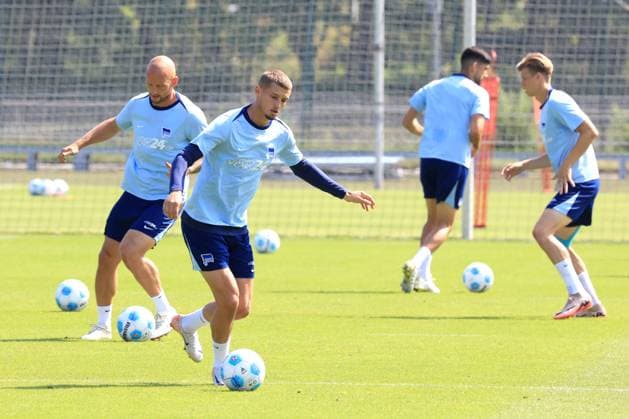 DEU, DFL, 2 FBL Hertha BSC, Training, 20 08 2024, Sportforum, Berlin, DEU, DFL, 2 FBL Hertha BSC, Training, im Bild Toni Leistner Hertha BSC Berlin 37 , Michael Cuisance Hertha BSC Berlin 27 DFL regulations prohibit any use of Photographs as image sequences and or quasi video Foto Juergen Engler nordphoto GmbH nordphotoxGmbHx xEngler nph00076