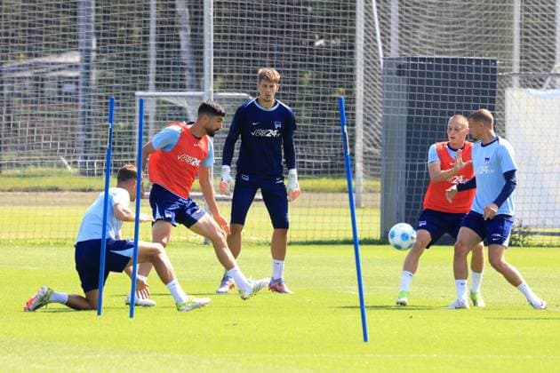 DEU, DFL, 2 FBL Hertha BSC, Training, 20 08 2024, Sportforum, Berlin, DEU, DFL, 2 FBL Hertha BSC, Training, im Bild Hertha Spielerkreis, Palko Dardai Hertha BSC Berlin 20 , Michael Cuisance Hertha BSC Berlin 27 , Andreas Bouchalakis Hertha BSC Berlin 5 , Tim Goller Hertha BSC Berlin 43 DFL regulations prohibit any use of Photographs as image sequences and or quasi video Foto Juergen Engler nordphoto GmbH nordphotoxGmbHx xEngler nph00076