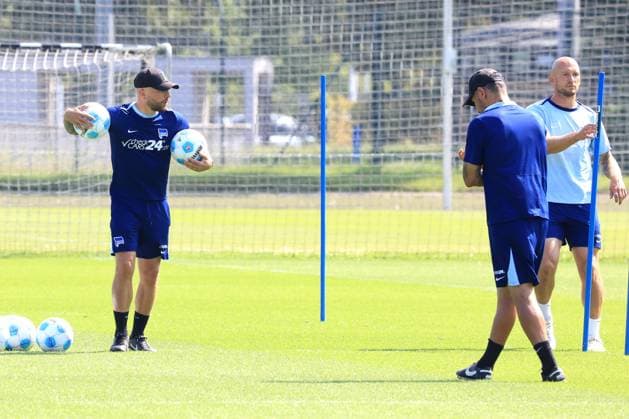 DEU, DFL, 2 FBL Hertha BSC, Training, 20 08 2024, Sportforum, Berlin, DEU, DFL, 2 FBL Hertha BSC, Training, im Bild Co Trainer Patrick Ebert Hertha BSC Berlin , Head Coach Cristian Fiel Hertha BSC Berlin , Toni Leistner Hertha BSC Berlin 37 DFL regulations prohibit any use of Photographs as image sequences and or quasi video Foto Juergen Engler nordphoto GmbH nordphotoxGmbHx xEngler nph00076