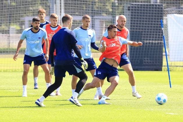 DEU, DFL, 2 FBL Hertha BSC, Training, 20 08 2024, Sportforum, Berlin, DEU, DFL, 2 FBL Hertha BSC, Training, in the picture Hertha player circle, Tjark Ernst Hertha BSC Berlin 1 , Smail Prevljak Hertha BSC Berlin 9 , Toni Leistner Hertha BSC Berlin 37 , Marton Dardai Hertha BSC Berlin 31 , Andreas Bouchalakis Hertha BSC Berlin 5 DFL regulations prohibit any use of Photographs as image sequences and or quasi video Foto Juergen Engler nordphoto GmbH nordphotoxGmbHx xEngler nph00076