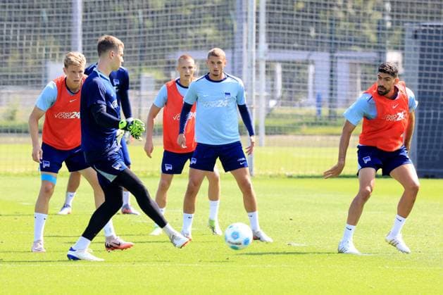 DEU, DFL, 2 FBL Hertha BSC, Training, 20 08 2024, Sportforum, Berlin, DEU, DFL, 2 FBL Hertha BSC, Training, im Bild Tjark Ernst Hertha BSC Berlin 1 , Palko Dardai Hertha BSC Berlin 20 , Michael Cuisance Hertha BSC Berlin 27 , Andreas Bouchalakis Hertha BSC Berlin 5 DFL regulations prohibit any use of Photographs as image sequences and or quasi video Foto Juergen Engler nordphoto GmbH nordphotoxGmbHx xEngler nph00076