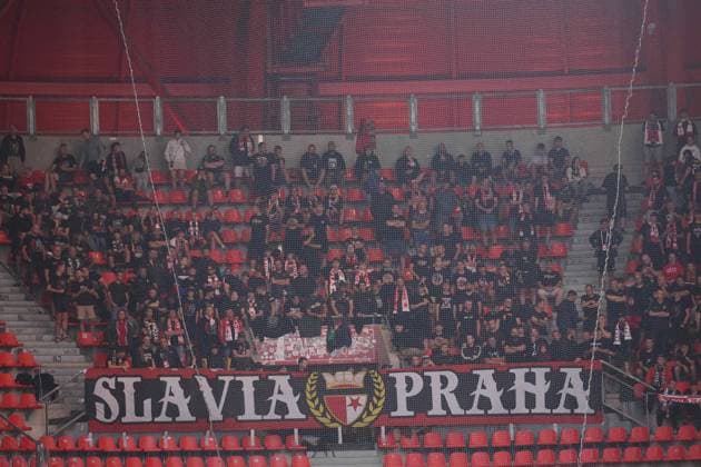 Supporters du Slavia Prague lors du match LOSC Lille vs Slavia Prague, Barrages Ligue des Champions, stade du Hainaut Valenciennes, le 20 août 2024 - photo Laurent Sanson Panoramic FOOTBALL : LOSC Lille vs Slavia Prague - Play-offs Barrages Ligue des Champions 20 08 2024 LaurentSanson Panoramic 