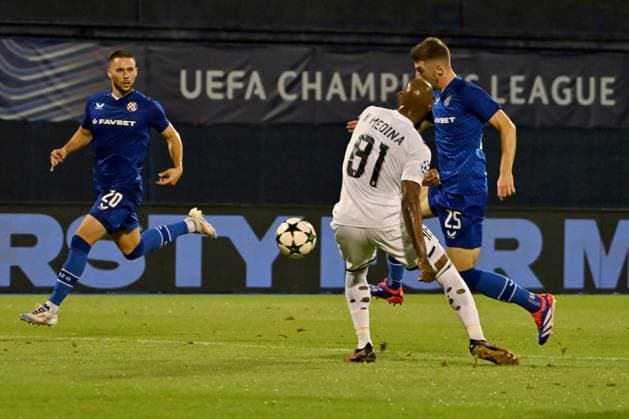Zagreb, Croatioa, 20th August 2024: Petar Sucic of Dinamo Zagreb (R) in action against Kevin Medina of Qarabag (C) during the UEFA Champions League Play-offs 1st leg qualifying round football match between Dinamo Zagreb (Croatia) and Qarabag (Azerbaijan) at Stadium Maksimir, Zagreb, Croatia. (Igor Kupljenik SPP) Copyright: xIgorxKupljenikx xSPPx spp-en-IgKuSp-IK0_3320