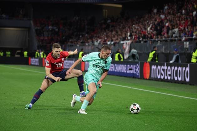 Lukas MASOPUST (Slavia Prague) et Gabriel GUDMUNDSSON (LOSC Lille) lors du match LOSC Lille vs Slavia Prague, Barrages Ligue des Champions, stade du Hainaut Valenciennes, le 20 août 2024 - photo Laurent Sanson Panoramic FOOTBALL : LOSC Lille vs Slavia Prague - Play-offs Barrages Ligue des Champions 20 08 2024 LaurentSanson Panoramic 