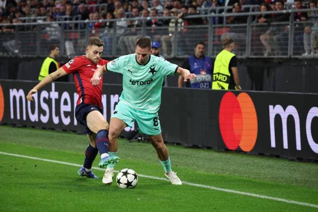 Lukas MASOPUST (Slavia Prague) et Gabriel GUDMUNDSSON (LOSC Lille) lors du match LOSC Lille vs Slavia Prague, Barrages Ligue des Champions, stade du Hainaut Valenciennes, le 20 août 2024 - photo Laurent Sanson Panoramic FOOTBALL : LOSC Lille vs Slavia Prague - Play-offs Barrages Ligue des Champions 20 08 2024 LaurentSanson Panoramic 