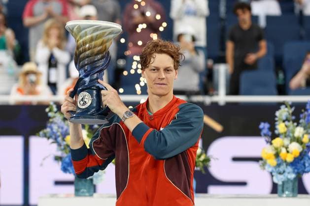Bilder des Jahres 2024, Sport 08 August Sport Themen der Woche KW34 CINCINNATI, OH - AUGUST 19: Jannik Sinner of Italy poses with the Rookwood Cup after defeating Frances Tiafoe to win the final round of the Cincinnati Open on August 19, 2024, at the Lindner Family Tennis Center in Mason, OH. (Photo by Ian Johnson Icon Sportswire) TENNIS: AUG 19 Cincinnati Open EDITORIAL USE ONLY Icon240819114