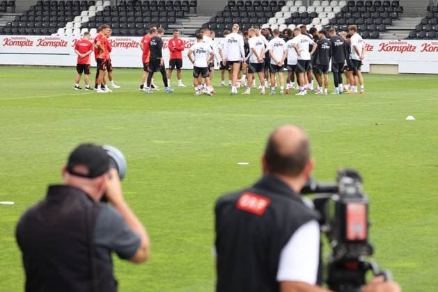 SOCCER - UEFA EL, LASK vs Bukarest LINZ,AUSTRIA,21.AUG.24 - SOCCER - UEFA Europa League, qualification, Linzer ASK vs FCSB Bukarest, preview, training LASK. Image shows the team of LASK and media.  GEPAxpictures xMathiasxMandl