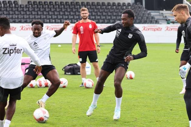 SOCCER - UEFA EL, LASK vs Bukarest LINZ,AUSTRIA,21.AUG.24 - SOCCER - UEFA Europa League, qualification, Linzer ASK vs FCSB Bukarest, preview, training LASK. Image shows George Bello and Lenny Pintor (LASK).  GEPAxpictures xMathiasxMandl