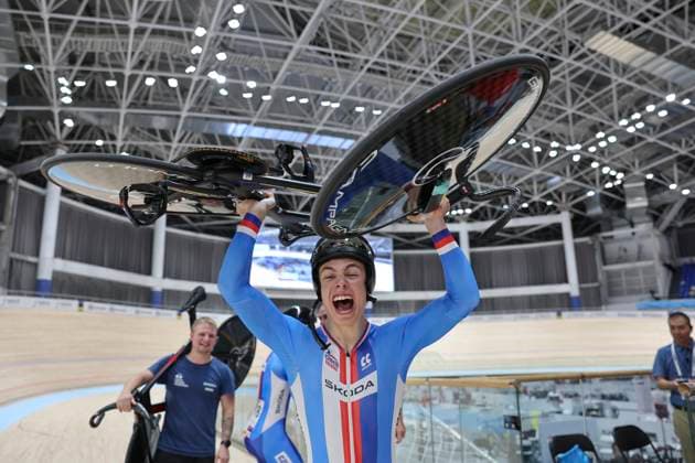 Sport Themen der Woche KW34 Sport Bilder des Tages 2024 UCI Junior Track World Championships Picture by Alex Whitehead SWpix.com - 21 08 2024 - Cycling - 2024 UCI Junior Track World Championships - Luoyang Velodrome, Henan Province, China - Men s Team Sprint Final for Gold - KryÅ¡tof Friedl, Jan PoÅ™izek, David Peterka (Czechia) celebrates winning the Men s Team Sprint to become Junior World Champion Copyright: x xSWpix.comx(t axPhotographyxHubxLtd)xAlexxWhitehead SWpix.comx SWP-2416-2560