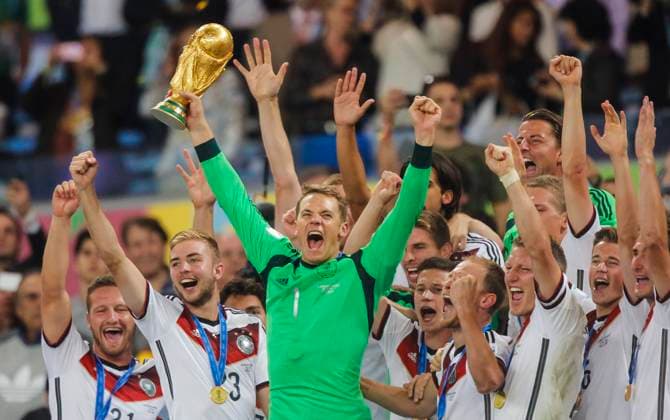 ARCHIVFOTO MANUEL NEUER ZUM RÜCKTRITT AUS DER NATIONAMLANNSCHAFT Manuel NEUER, DFB 1 Weltmeister WM-Pokal, WM, Trophaee, Trophy, FIFA-WM-Pokal, FIFA World Cup, WM, Weltmeisterschaft, Fussball Trophy, Siegertrophaee, Fussball-Weltmeisterschaft, DEUTSCHLAND - ARGENTINIEN 1-0 n.V. FIFA Fussball WM FINALE Weltmeisterschaft am 13.07.2014 im Maracana Stadion von Rio de Janeiro, BRASILIEN