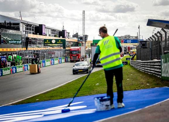 ZANDVOORT - Work on the circuit in the run-up to the Dutch Grand Prix. The Formula 1 circus is settling in the Dutch seaside resort again. ANP REMKO DE WAAL xVIxANPxSportx xxANPxIVx 506444576 originalFilename: 506444576.jpg